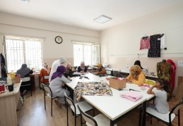Kadınlar biçki dikiş öğreniyor