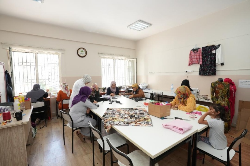 Kadınlar biçki dikiş öğreniyor