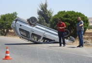 Kilis-Gaziantep karayolunda kontrolden çıkan otomobil devrildi, 2 kişi yaralandı
