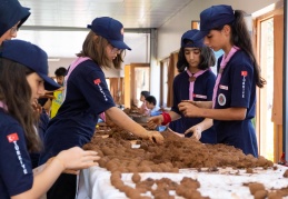 Deprem çocukları, Türkiye’ye teşekkür etmek için tohum topları üretiyor