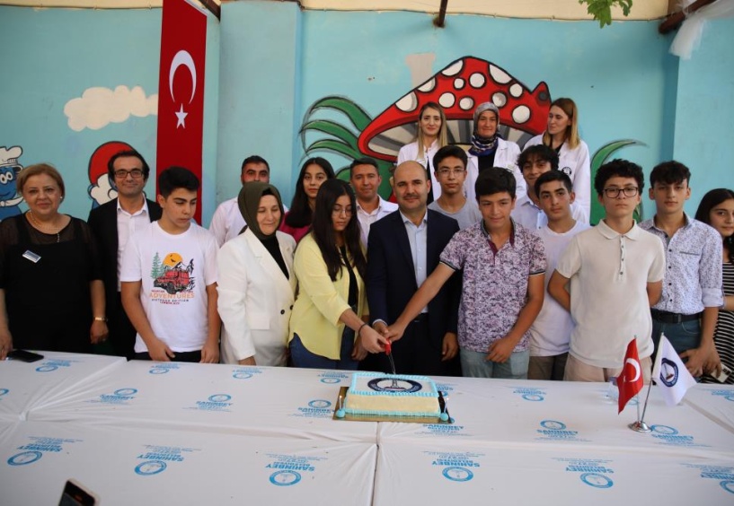 LGS’de büyük başarı sağlayan öğrenciler pasta kesti