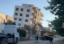 Ağır hasarlı bina çöktü