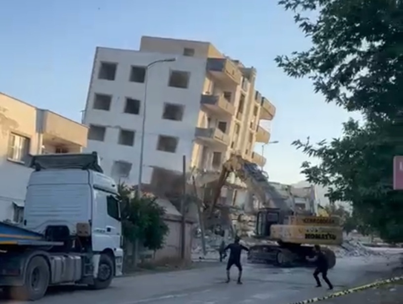 Ağır hasarlı bina çöktü