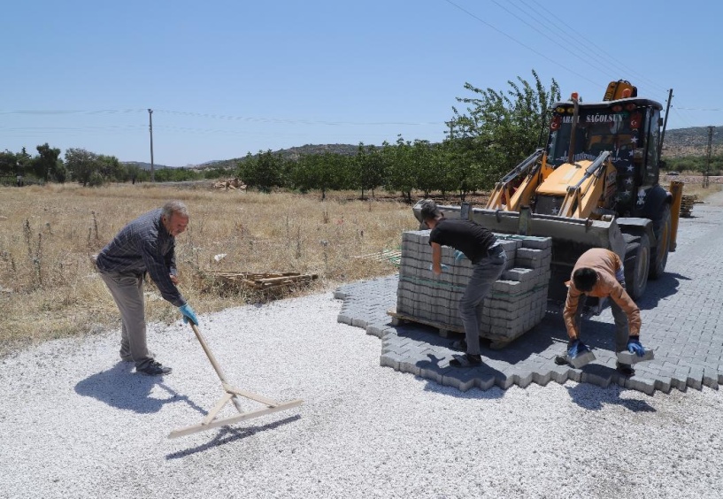 Kilitli parke taşı döşeniyor