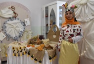 Evlerindeki atık malzemelerle yeni ürünler elde ediyorlar