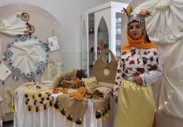 Evlerindeki atık malzemelerle yeni ürünler elde ediyorlar