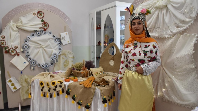 Evlerindeki atık malzemelerle yeni ürünler elde ediyorlar