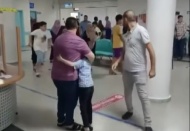 Alacak verecek meselesi yüzünden hastanede silahlarla birbirine girdiler