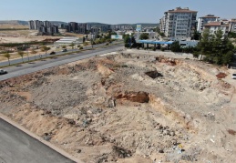 Enkazlar kalktı, yerine boş araziler kaldı