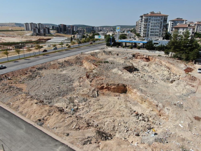 Enkazlar kalktı, yerine boş araziler kaldı