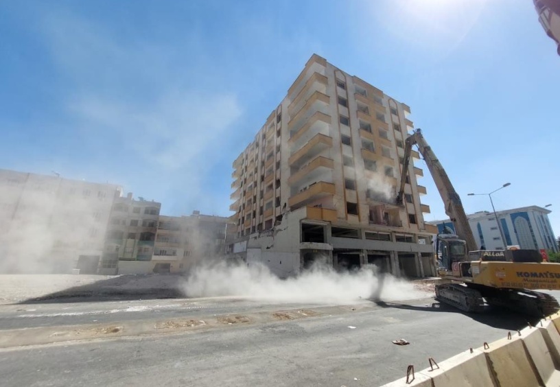 Ağır hasarlı bina yıkılırken çöktü