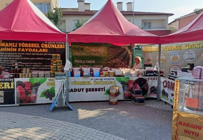 Depremzede esnaf için yöresel ürünler pazarı kuruldu