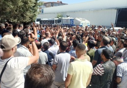 Polis, işten atılan Şireci Tekstil işçilerinin yürüyüşünü engelledi