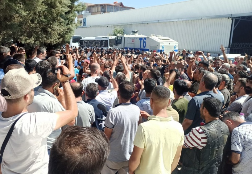 Polis, işten atılan Şireci Tekstil işçilerinin yürüyüşünü engelledi
