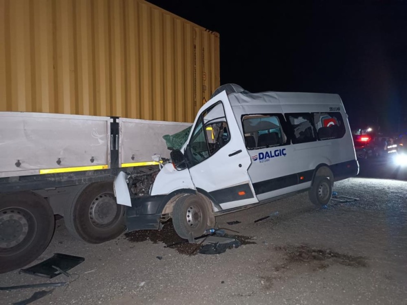 İşçi servisi TIR’a çarptı 11 yaralı var