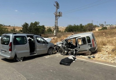 Araçlar kafa kafaya çarpıştı, bir kişi öldü, 8 yaralı var