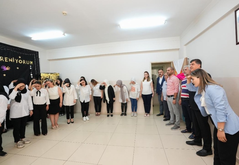 120 saatlik işaret dili kursu eğitimini tamamlayan 38 kursiyer sertifika aldı