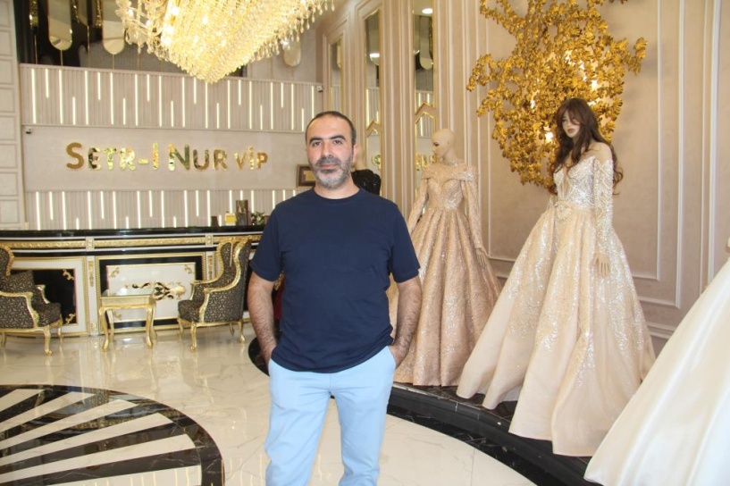 Gaziantep’te düğün telaşına giren çiftler, gelinlikçilere akın ediyor.