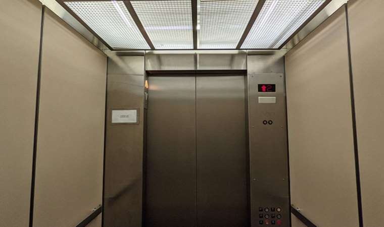 Asansörlere kabin iç kapısı zorunluluğu geçirildi