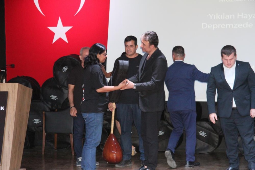 Müzisyenlere enstrüman dağıtıldı