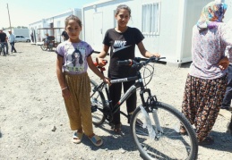 Çocuklara bin 550 tane bisiklet dağıtıldı