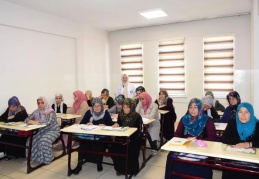30 ile 60 yaş arasındaki kadınlar  okuma-yazma öğreniyor