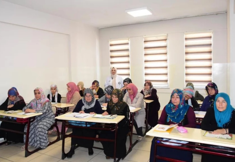 30 ile 60 yaş arasındaki kadınlar  okuma-yazma öğreniyor