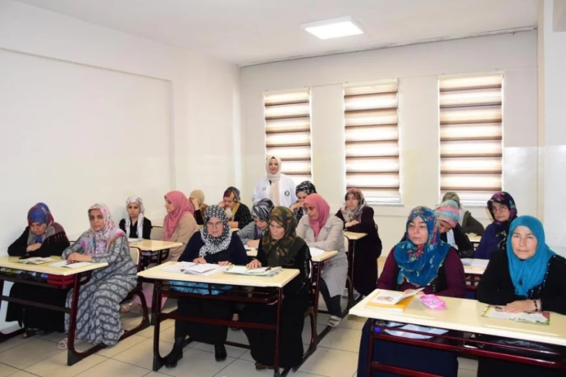 30 ile 60 yaş arasındaki kadınlar  okuma-yazma öğreniyor