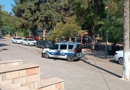 Traktörün çarptığı bahçe duvarının altında kalan dede ve torunu öldü