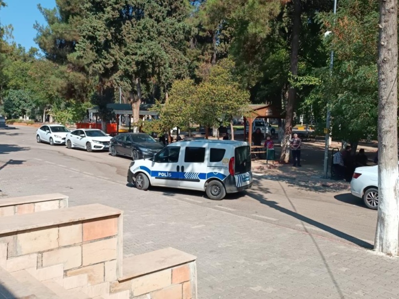 Traktörün çarptığı bahçe duvarının altında kalan dede ve torunu öldü