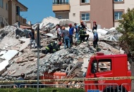 Yıkılan binanın altında kalan kepçe operatörü yaşamını yitirdi