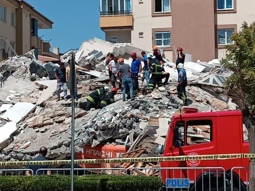 Yıkılan binanın altında kalan kepçe operatörü yaşamını yitirdi