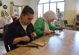Kadınlar, sedef kakma işine de el attı