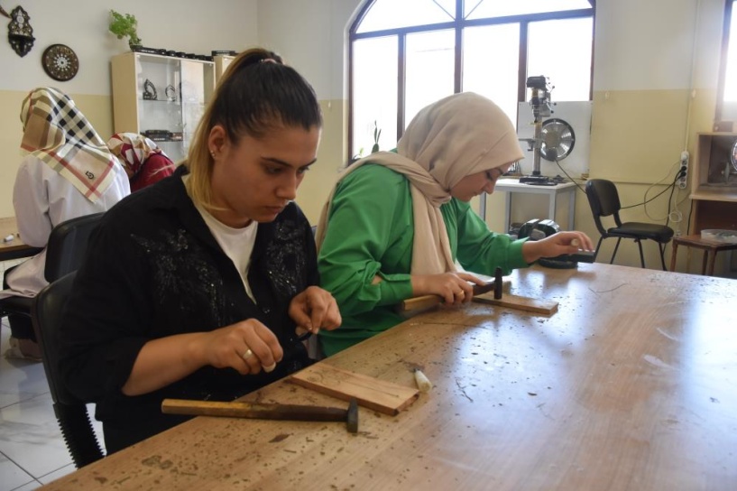 Kadınlar, sedef kakma işine de el attı