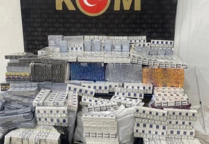 Ev baskınlarında 30 kilogram esrar, çok sayıda uyuşturucu hap bulundu