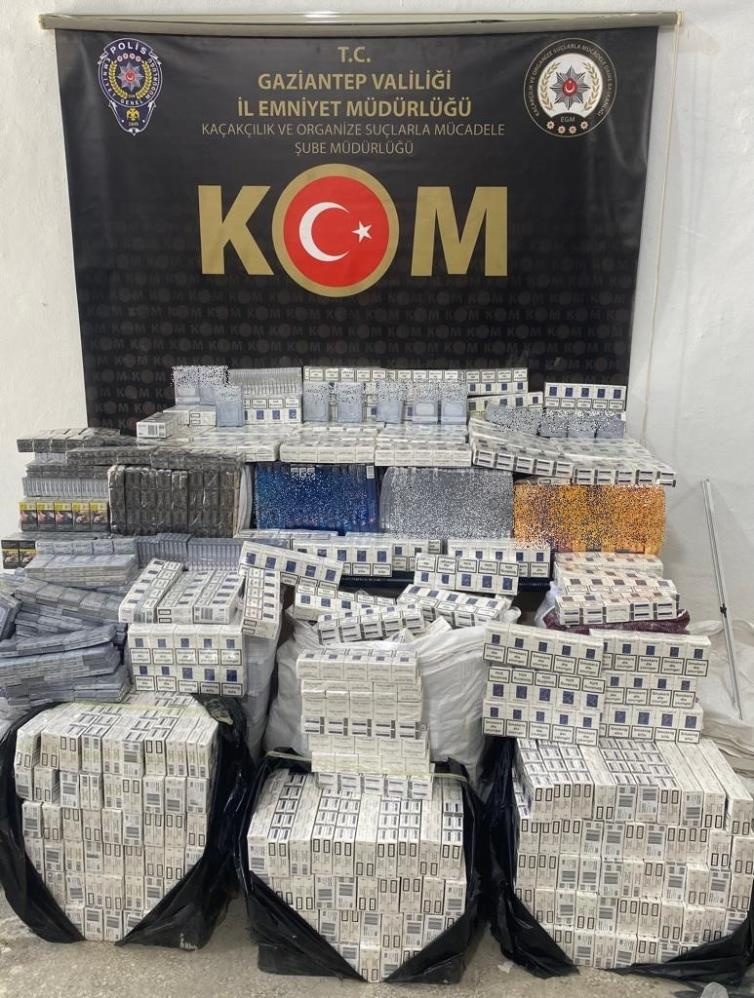 Ev baskınlarında 30 kilogram esrar, çok sayıda uyuşturucu hap bulundu