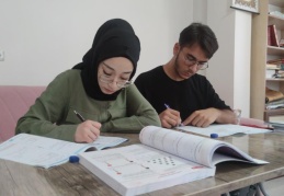 Deprem mağduru iki kardeşin üstün başarısı; Tıp fakültesini kazandılar