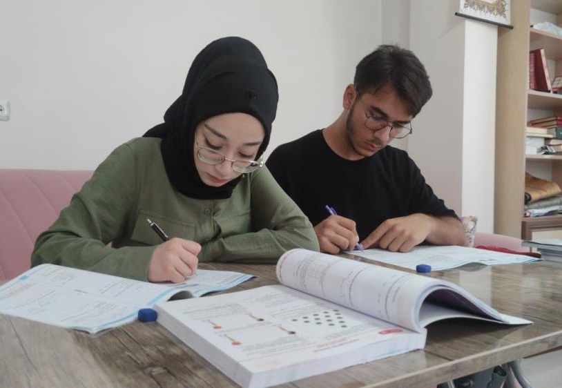 Deprem mağduru iki kardeşin üstün başarısı; Tıp fakültesini kazandılar