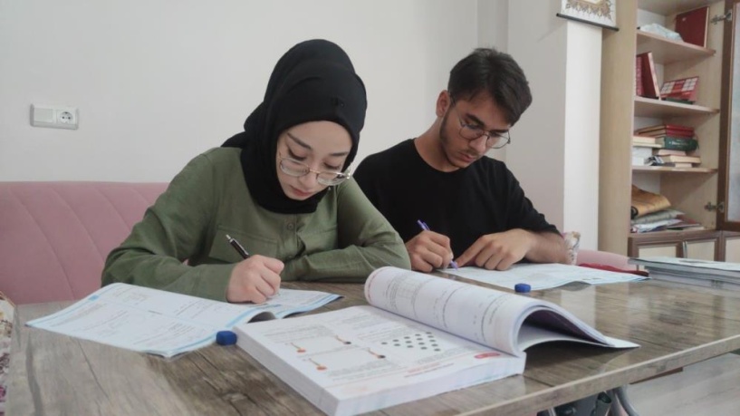 Deprem mağduru iki kardeşin üstün başarısı; Tıp fakültesini kazandılar