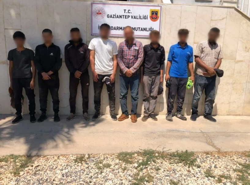 Polis yelekli, silahlı, telsizli ve kelepçeli göçmen kaçakçıları