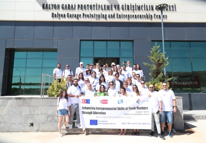 Gençlerimize uluslararası arenada rekabetçi olmaları için gereken araçları sunmaya devam edeceğiz