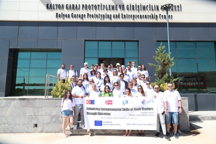 Gençlerimize uluslararası arenada rekabetçi olmaları için gereken araçları sunmaya devam edeceğiz