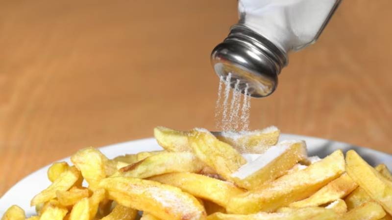 Yemeğe tuz eklememek kalp hastalığı riskini yaklaşık yüzde 20 azaltabilir