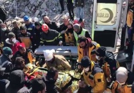 Gaziantep’te 110 araç ile bini aşkın acil sağlık personeli depremzedelerin ilk yardımına koştu