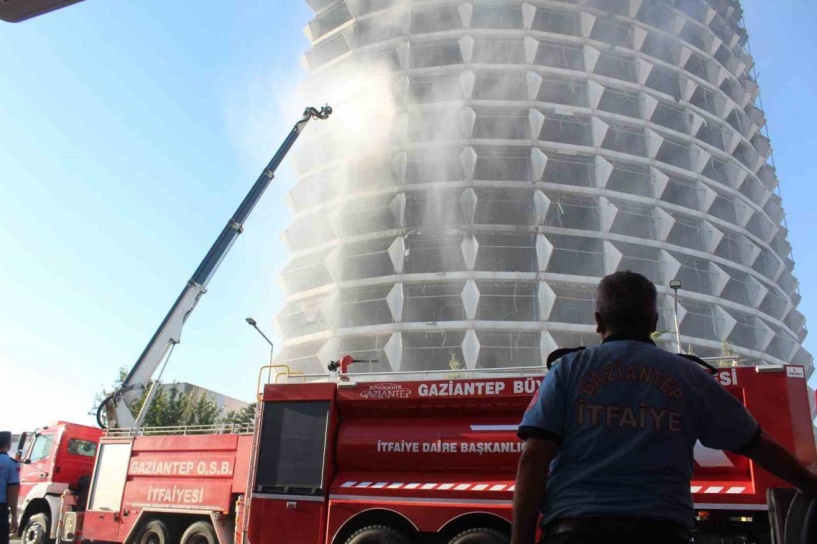 Otel yangını 5 saatte söndürüldü