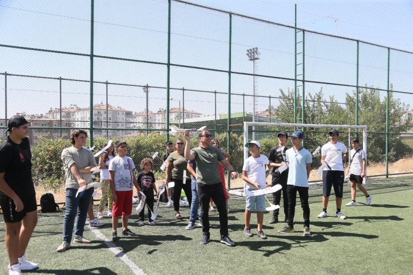 Öğrencilere temel havacılık, uçuş simülasyonu, drone uçuşu ve hava paraşütü eğitimleri verildi