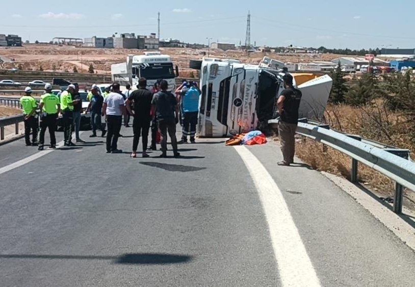 Devrilen kamyonun şoförü yaşamını yitirdi
