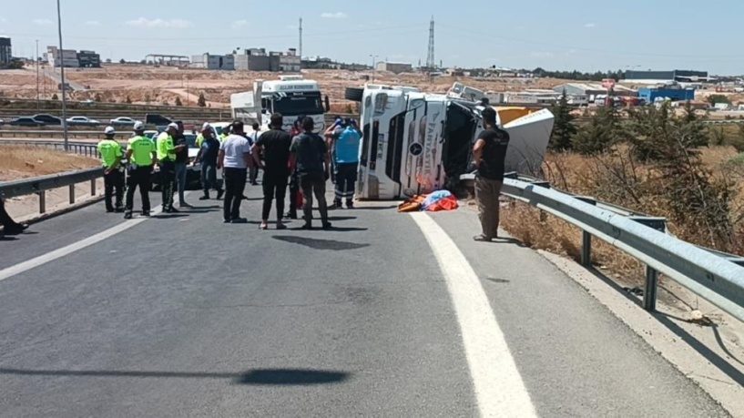 Devrilen kamyonun şoförü yaşamını yitirdi