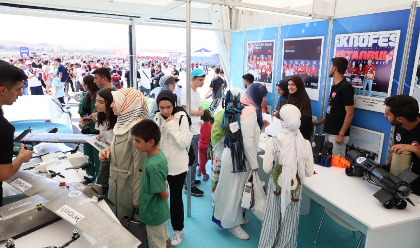 GAÜN standına ziyaretçilerin ilgisi yoğun oldu.