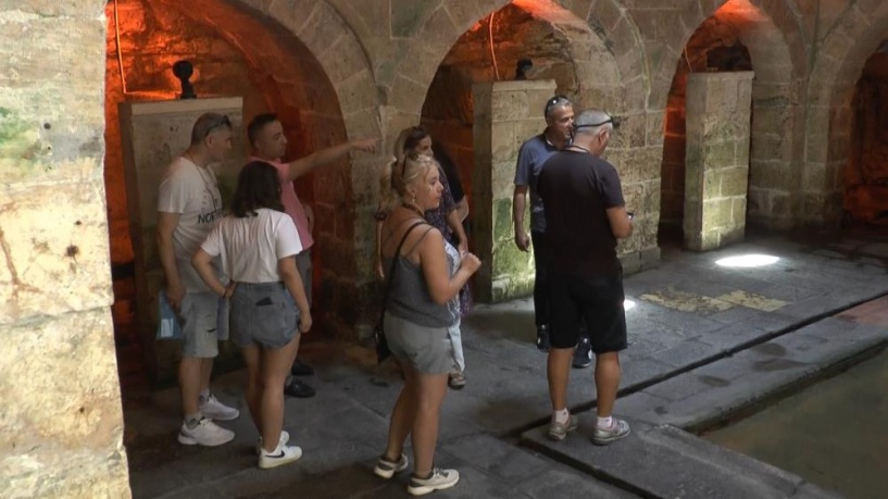 Kasteller, turistlerin ilgisini çekiyor